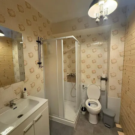 Apartment Private With 4 Bedroom And Balcony *